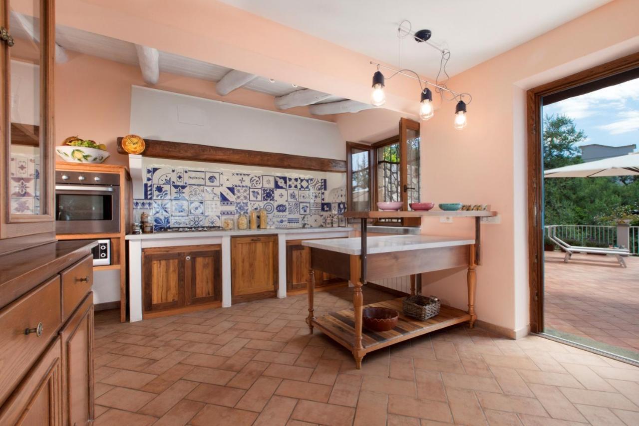 Villa Rusella With Terrace & Breathless Sea Views 马萨鲁布朗斯 外观 照片